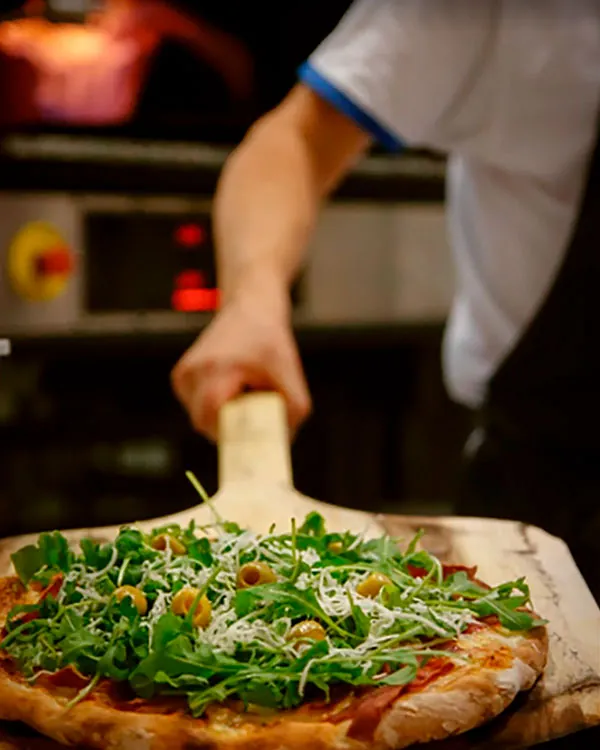 Costumbres Argentinas persona con pizza