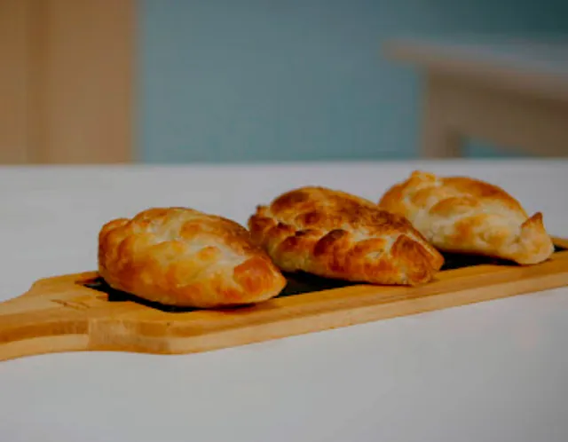 Costumbres Argentinas empanadas sobre tabla