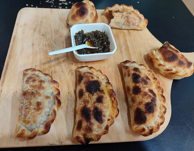 Costumbres Argentinas empanadas en una tabla